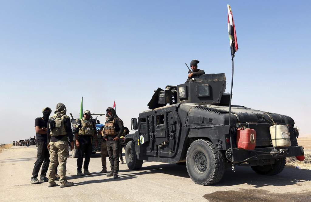 Miembros de las fuerzas especiales iraquíes preparan su avance terrestre hacia Mosul para liberar varios enclaves ocupados por el Estado Islámico. (EFE)