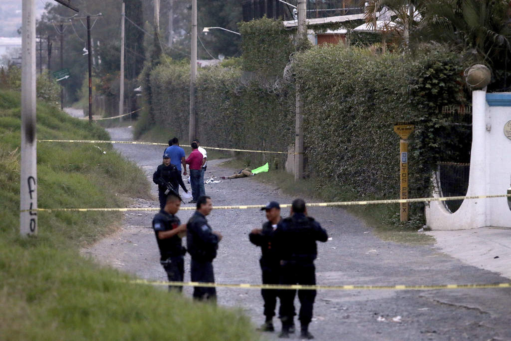 En una brecha en Tlaquepaque, un hombre fue localizado sin vida y seis personas más -entre ellas una mujer- fueron encontradas vivas pero con las manos cercenadas. (AP) 

