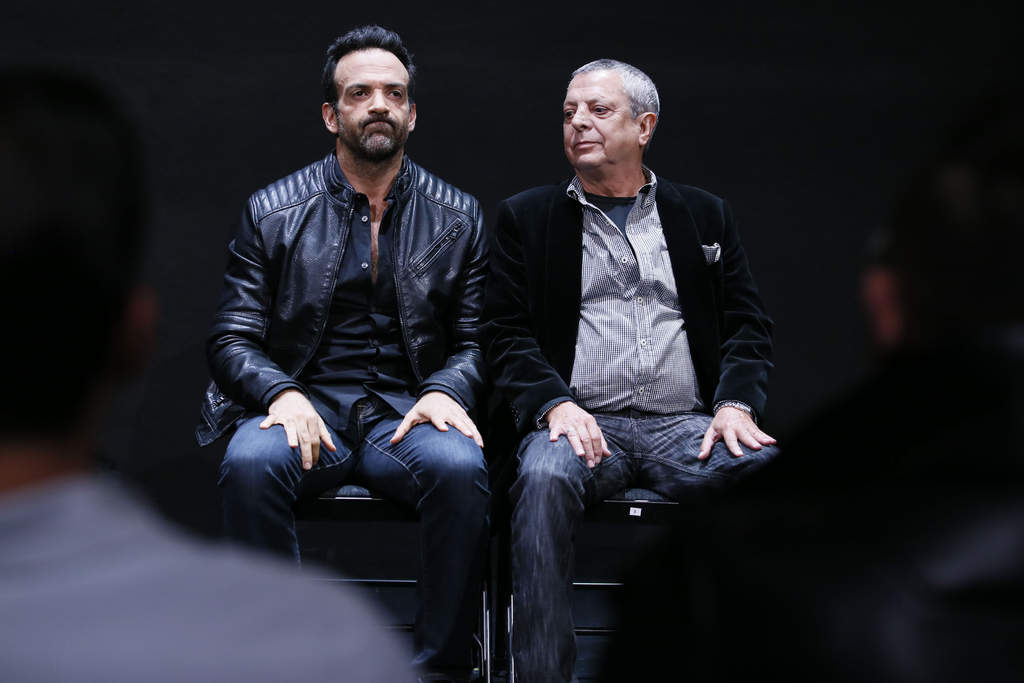 Los actores Pablo Perroni y César Bono durante la función de estreno de la nueva temporada de la puesta en escena titulada Puras cosas maravillosas. (ARCHIVO)