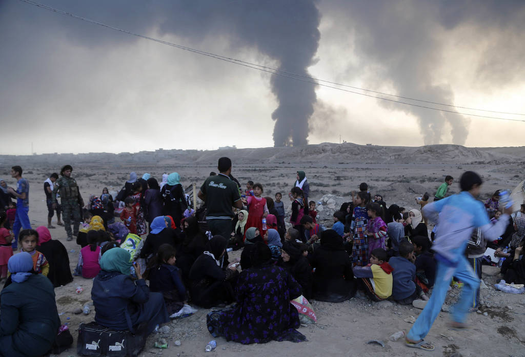 A la espera. Varias personas fueron desplazadas de algunas  aldeas cercanas a Mosul, Irak.