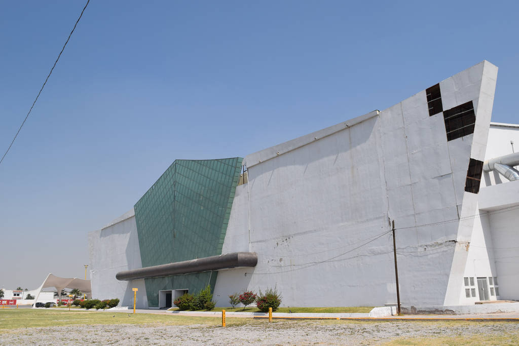 Daños. El auditorio Centenario no recibió 'ni una gota de pintura' en años, dijo Lozano. (MA. ELENA HOLGUÍN)