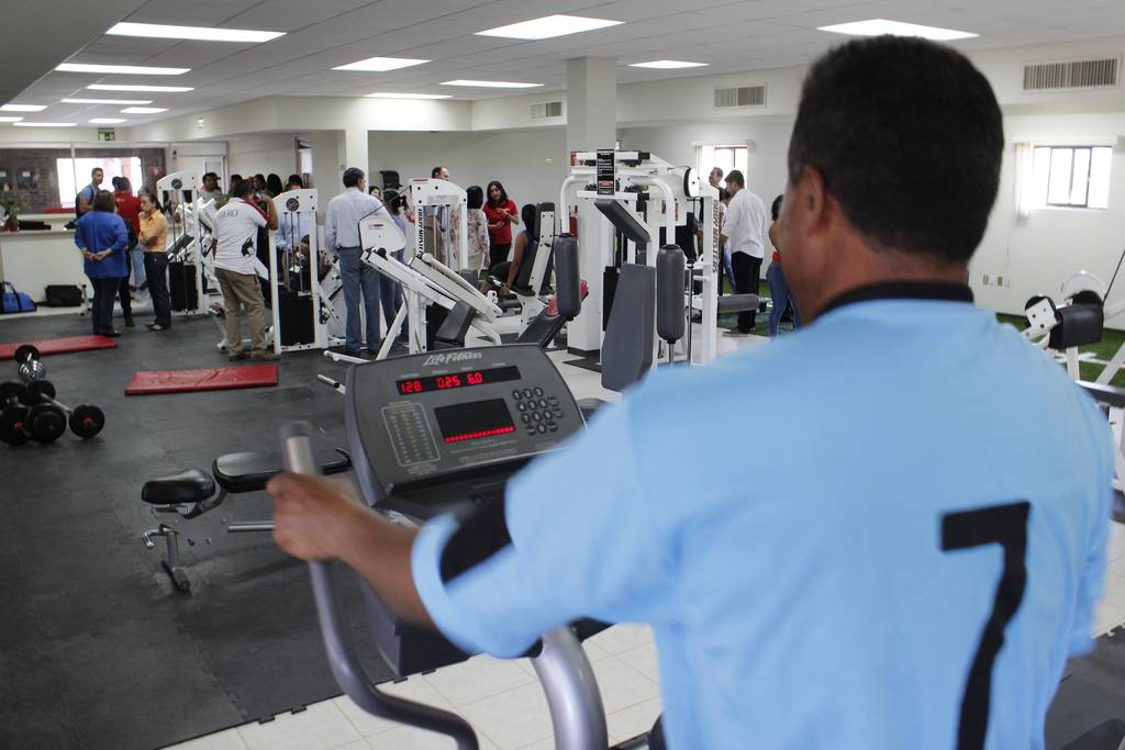 Con la inauguración de su nuevo gimnasio de pesas y aparatos, Ibero Torreón puso en marcha la Semana por tu salud. (Especial)