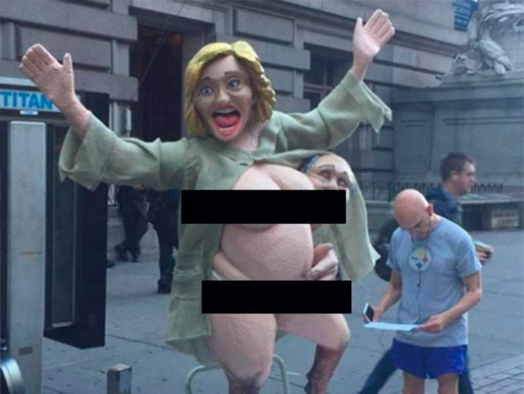 Un portavoz de la policía dijo que la estatua de Clinton eventualmente fue retirada por quien la trajo a Manhattan, y no se citó o multó a nadie. (TWITTER)