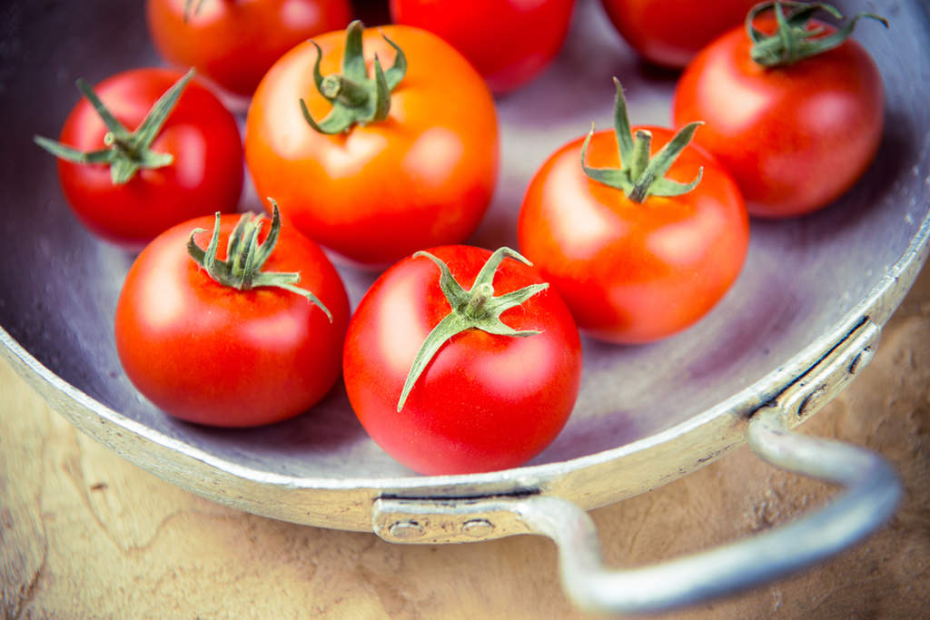 Enfriar los tomates a menos de 12 grados C (54 F) puede frenar la creación de sustancias que le aportan sabor. (ARCHIVO)