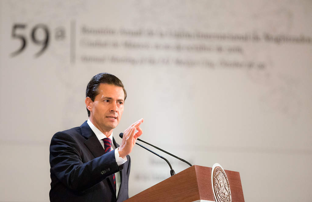 “Me sumo al llamado a todos los mexicanos sobre la importancia de la prevención del cáncer de mama #ÁmateCuídateExplórate #MiluchaesRosa”, tuiteó Peña Nieto. (ARCHIVO) 

