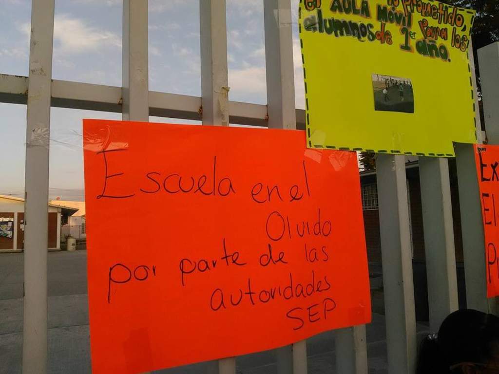 Desde las 8 de la mañana, las madres de familia colocaron pancartas exigiendo a las autoridades educativas una solución inmediata. (EL SIGLO DE TORREÓN)