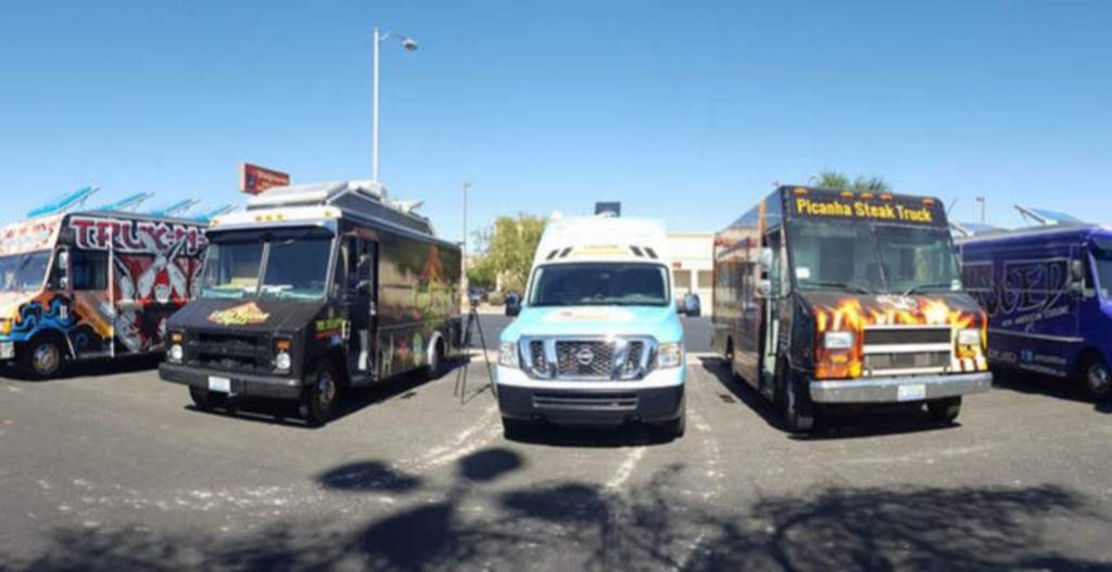 La tarde del miércoles, varios camiones expendedores de tacos se estacionaron afuera del Hotel Trump, ubicado a unos 5 kilómetros del campus y muy cerca de la franja de Las Vegas. (TWITTER)