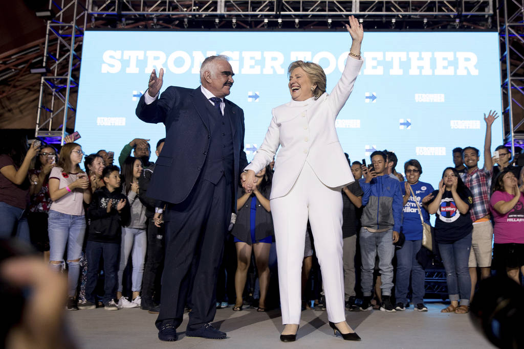 Lo prometido es deuda. Vicente Fernández celebró con Hillary Clinton, la victoria en el debate.