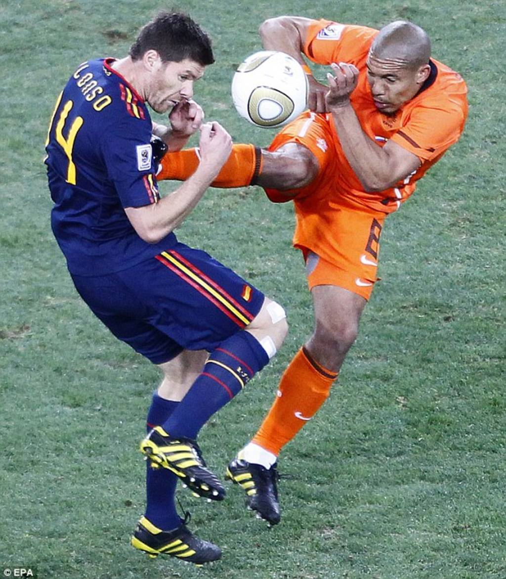 La patada de Nigel De Jong sobre Xabi Alonso fue en la final del Mundial del 2010, Howard Webb le mostró sólo la tarjeta amarilla. Webb reconoce que era de roja la entrada de De Jong