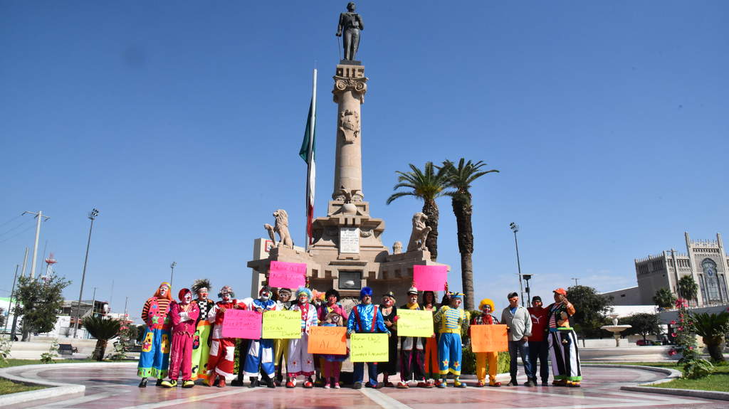 Payasos organizaron una marcha que partió de la Alameda Zaragoza a la Plaza Mayor de Torreón. (IVÁN CORPUS) 
 
