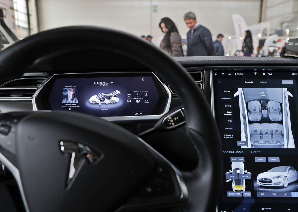 Tesla señaló que los Model S y Model X en producción ya están incorporando el hardware aunque los equipos no serán activados hasta que los sensores sean calibrados. (ARCHIVO)