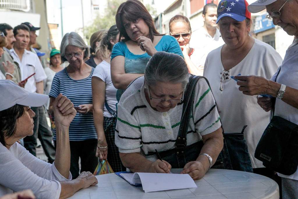 El 'proceso de recolección de 20% de manifestaciones de voluntad queda pospuesto hasta nueva instrucción judicial', informó el Consejo Nacional Electoral (CNE) en un comunicado divulgado en la noche del jueves. (ARCHIVO)