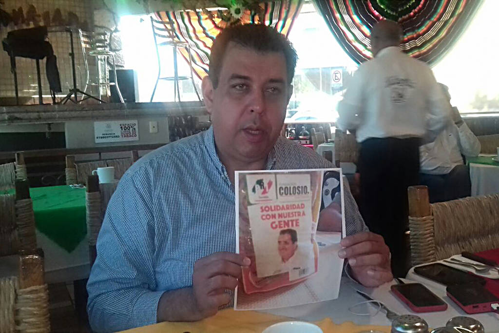 Denuncia. Alfonso López Blanco muestra la foto de la supuesta promoción de Jardón. (FABIOLA P. CANEDO)