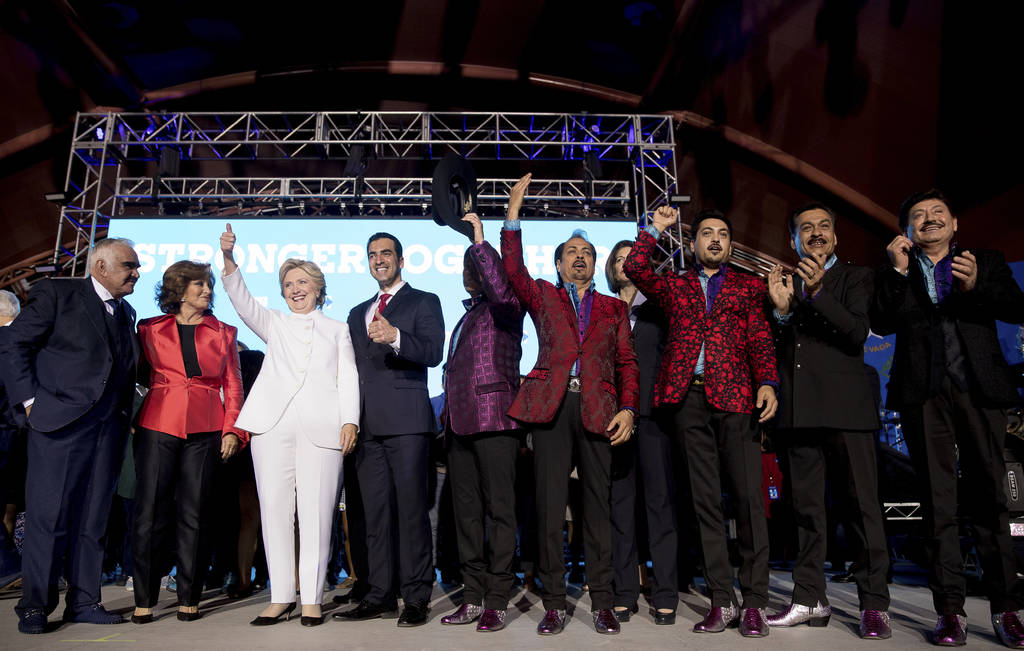 Apoyo. Vicente Fernández, Angélica María y Los Tigres del Norte estuvieron en la fiesta de Hillary Clinton luego del debate.