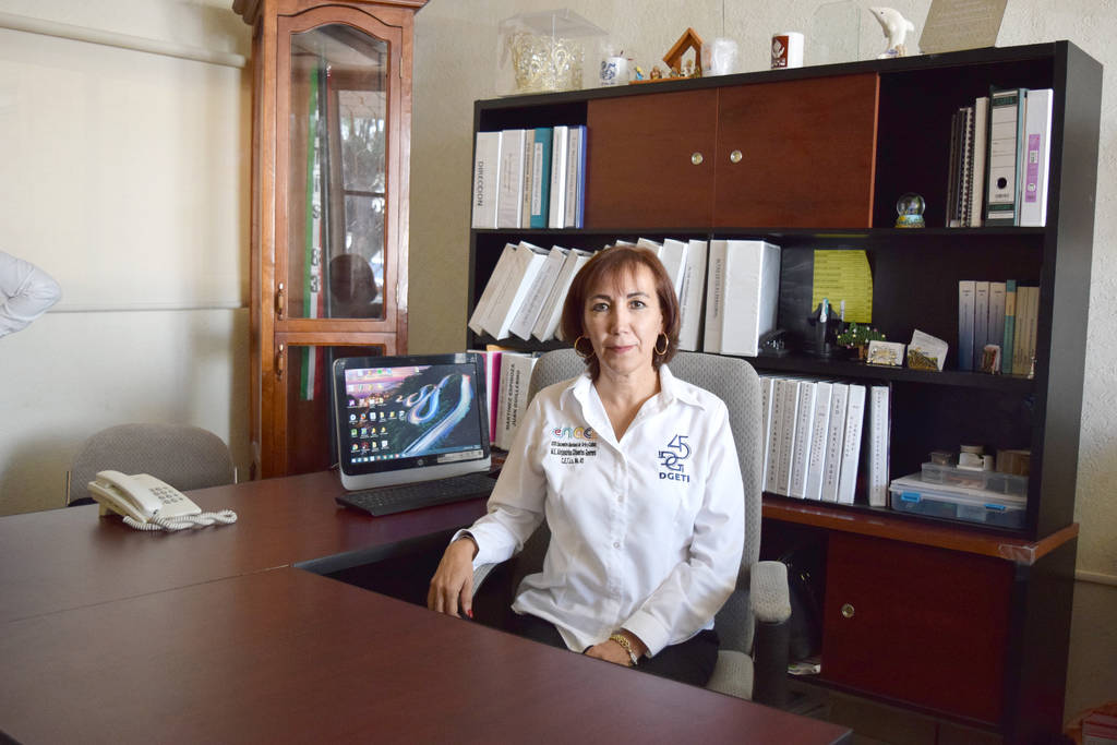 Alejandrina Sifuentes, directora del CETis 83. CETis 83 celebra con una carrera atlética