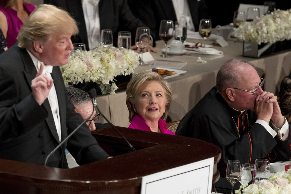Donald Trump y Hillary Clinton cruzaron afiladas pullas y brutales críticas, la noche después de su último debate, y muchos de los acomodados asistentes dieron la espalda al candidato republicano a mitad de su discurso y lo abuchearon. (AP)