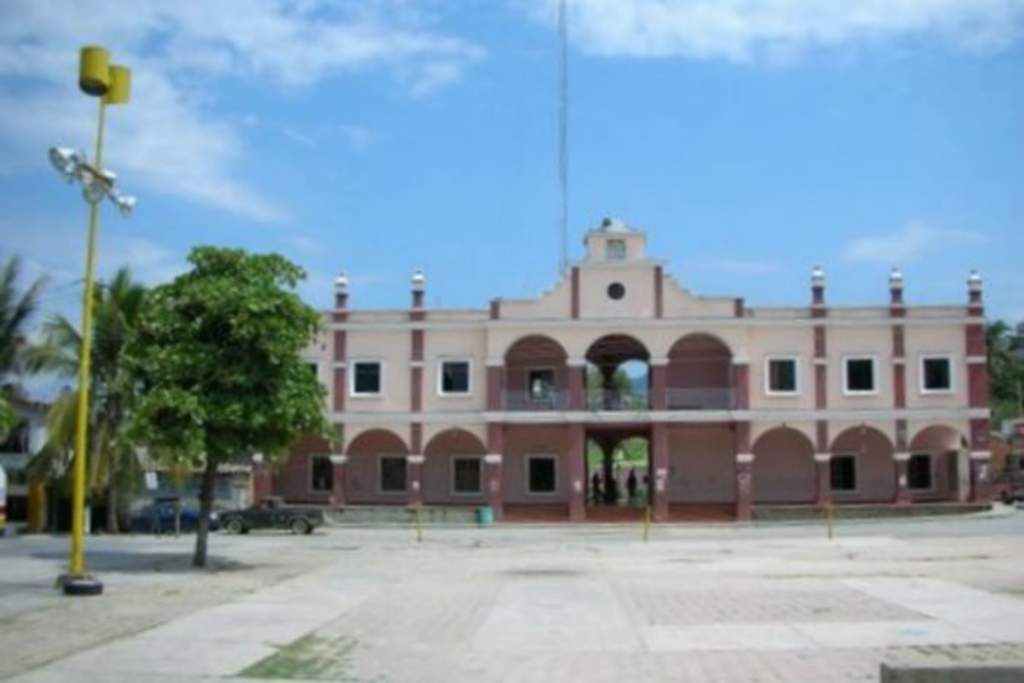 El miércoles por la noche habitantes de San Juan arribaron al palacio de Zacatepec para exigir obras; ante la negativa, retuvieron a funcionarios municipales. (ESPECIAL)