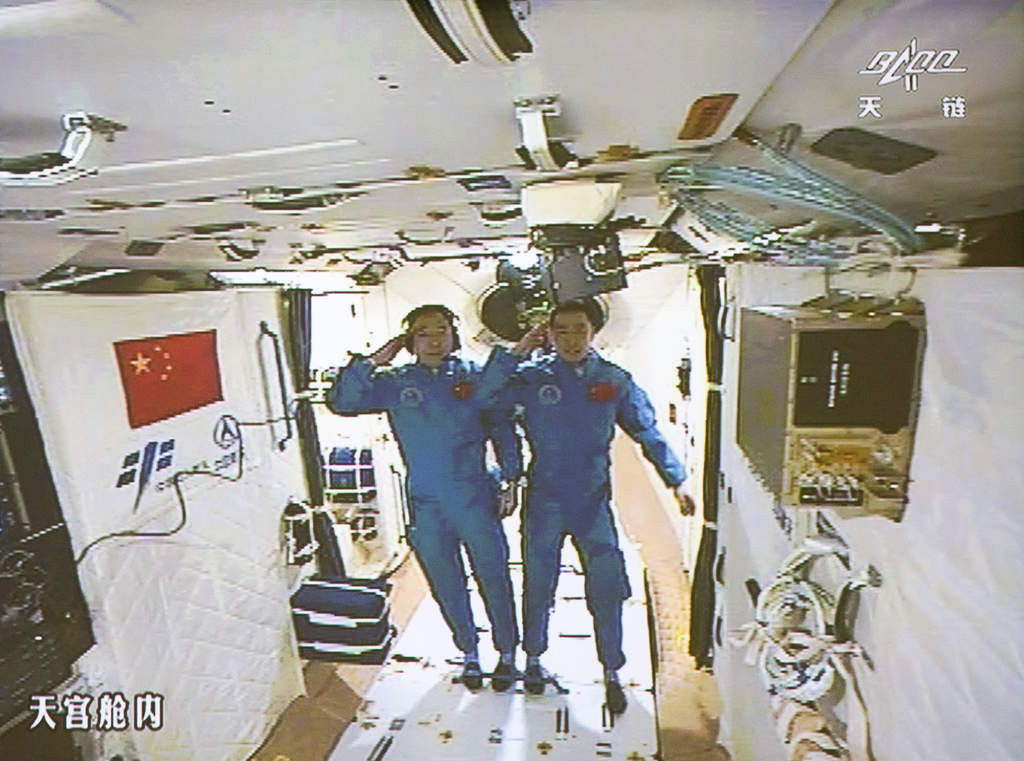 Jing subrayó que él y Chen, orbitando desde el espacio, echan mucho de menos sobre todo a otros pilotos de las Fuerzas Aéreas chinas con los que han compartido casi dos décadas de formación para poder ser astronautas. (AP)