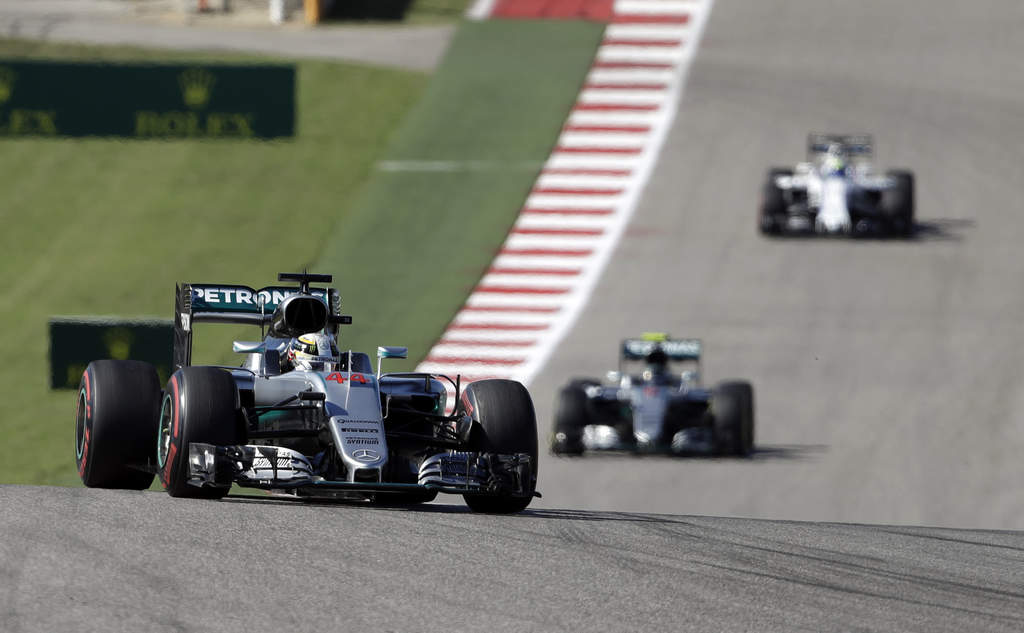 Lewis Hamilton cronometró 1 minuto, 37.428 segundos en su mejor vuelta en el Circuito de las Américas, para superar por 0.315 segundos a Nico Rosberg. (AP)
