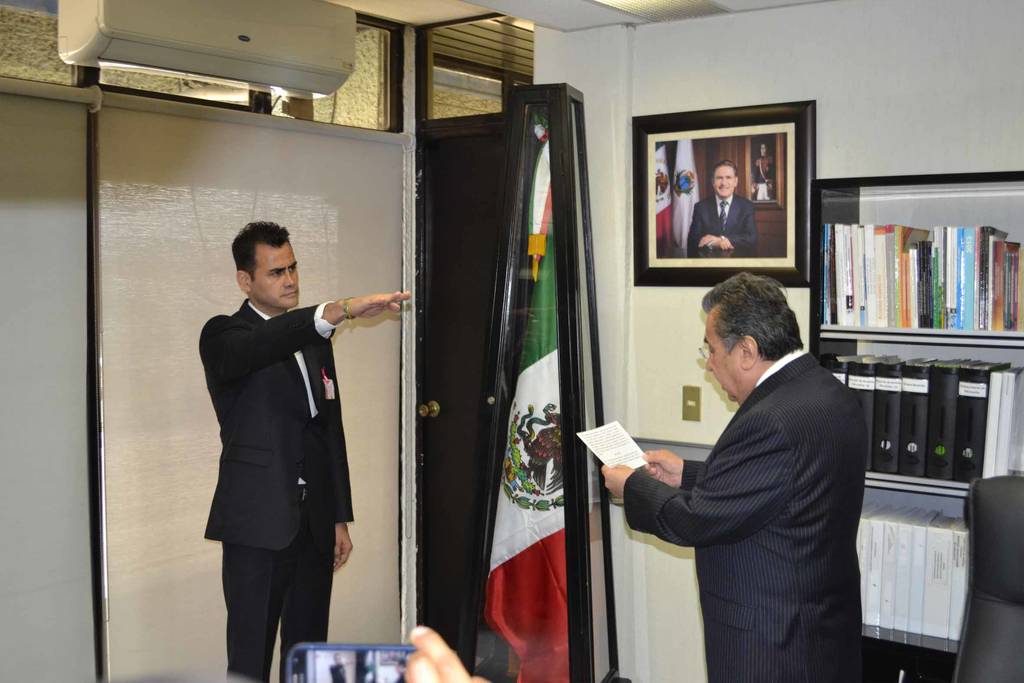 Nombramiento. Toma protesta como nuevo subsecretario de Educación en la región Lagunera de Durango, Cuitláhuac Valdés Gutiérrez. (CLAUDIA LANDEROS)