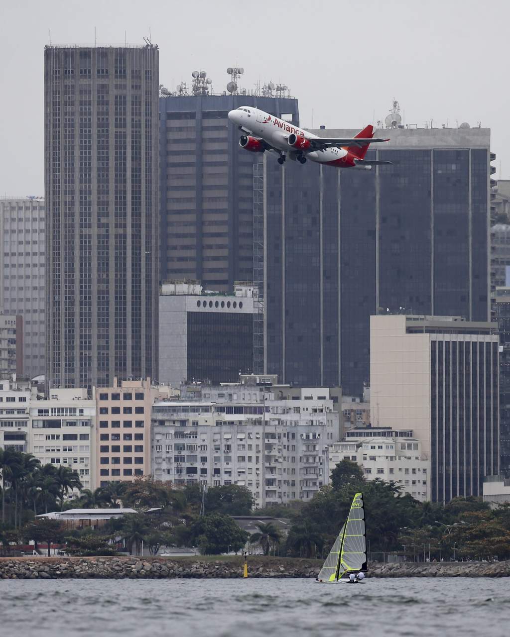 La principal aerolínea de Colombia cancela todos los vuelos a Caracas debido a incidente con fuerza aérea venezolana. (ARCHIVO)