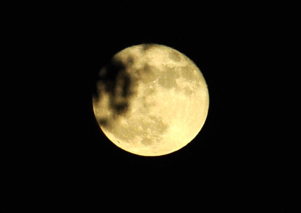 Cada mes ocurren los fenómenos denominados “perigeo” y “apogeo”, es decir, cuando la Luna se encuentra en el punto más cercano y lejano de la Tierra, respectivamente. (ARCHIVO)