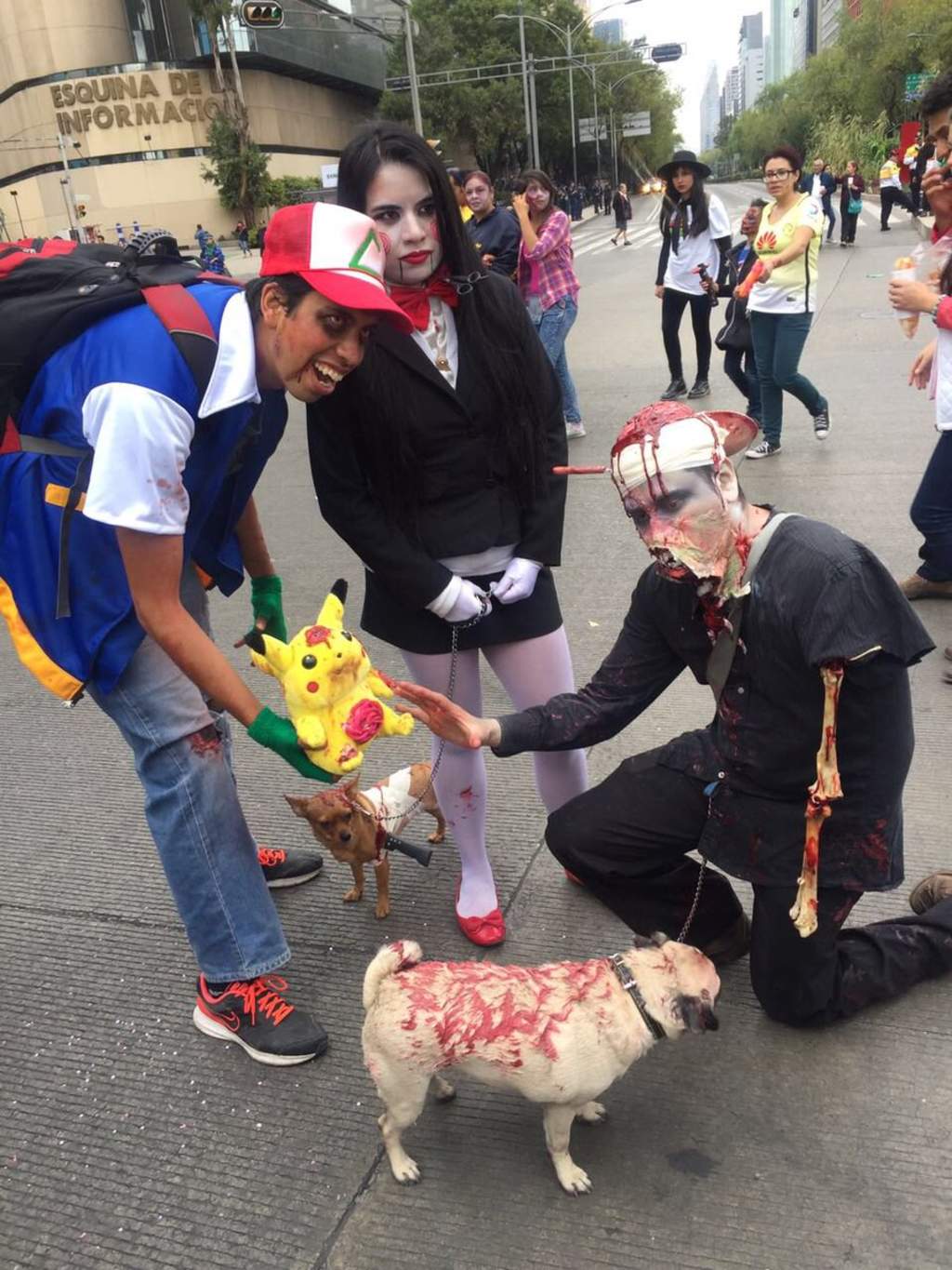 Con la intención de 'infectar' a los capitalinos, los muertos vivientes caminan sobre la avenida Juárez con la cara deformada y el cuerpo putrefacto. (TWITTER)
