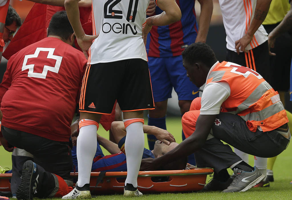 Andrés Iniesta se lesionó la rodilla en la victoria del Barcelona ante Valencia. (AP)