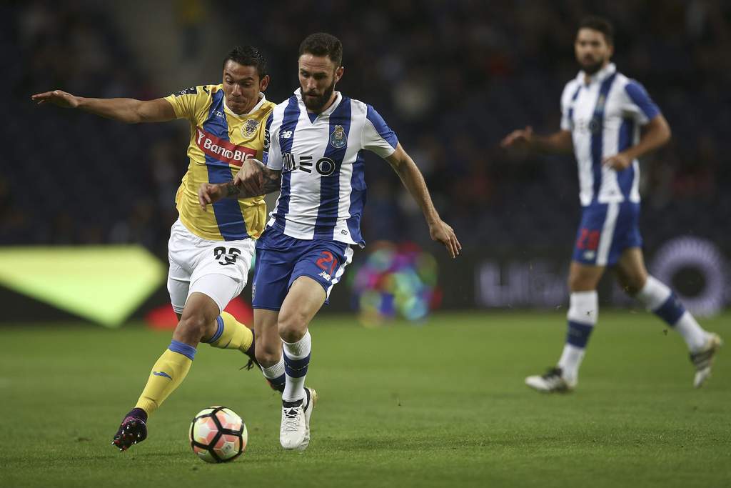 Miguel Layún disputó los 90 minutos en la victoria del Porto. (EFE)
