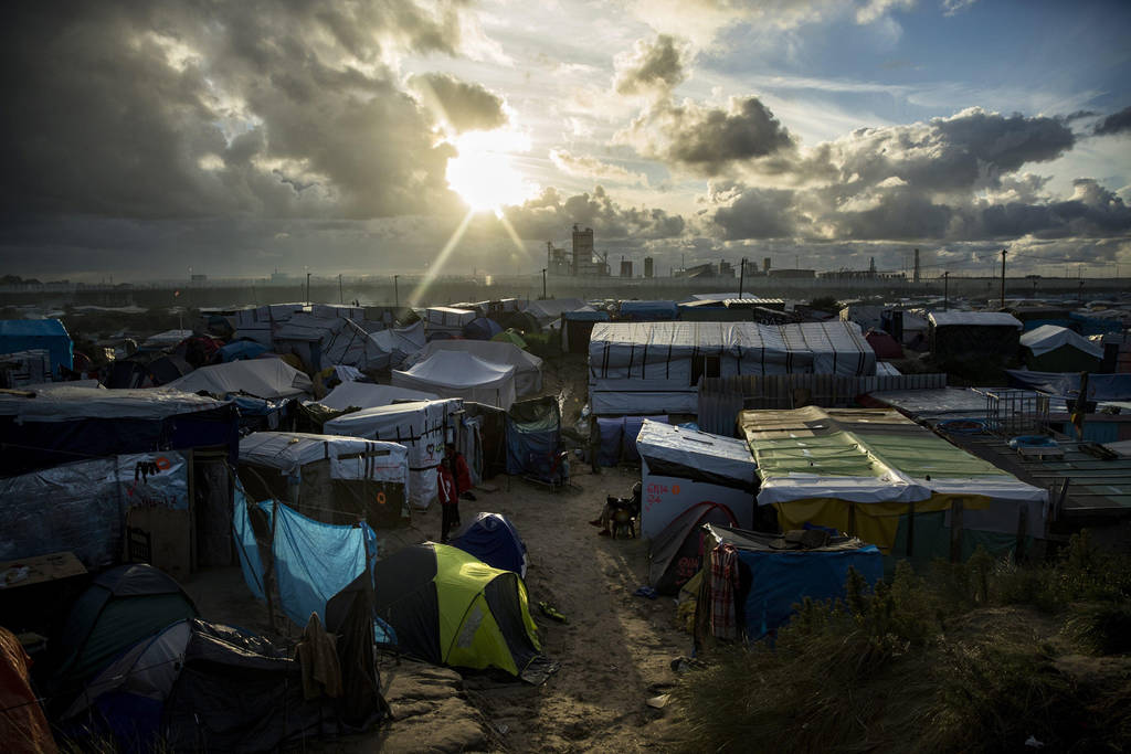 Tensa calma. Con el paso de las horas, los migrantes se preparan para levantar lo que puedan del campamento.