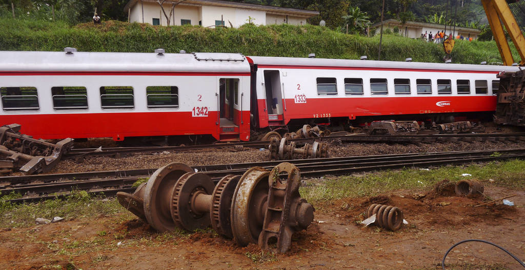 Causas. El tren transportaba más pasajeros de lo habitual cuando se descarriló en Eséka, Camerún, la tarde del viernes.