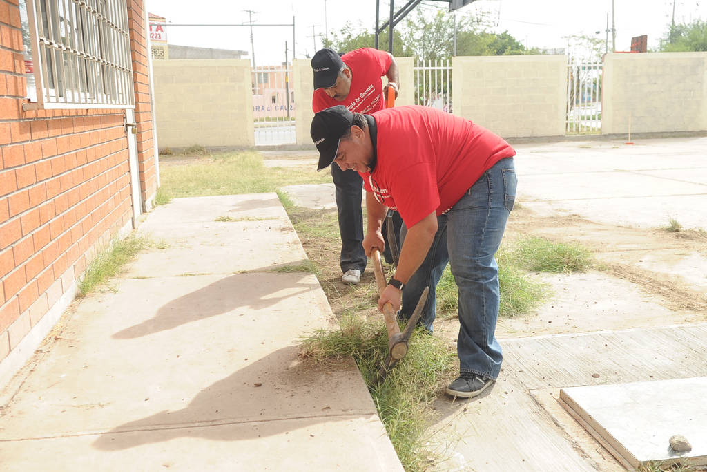 Participación. Desde temprana hora, personal de El Siglo de Torreón comenzó con labores de limpieza en el centro escolar. (RAMÓN SOTOMAYOR) 