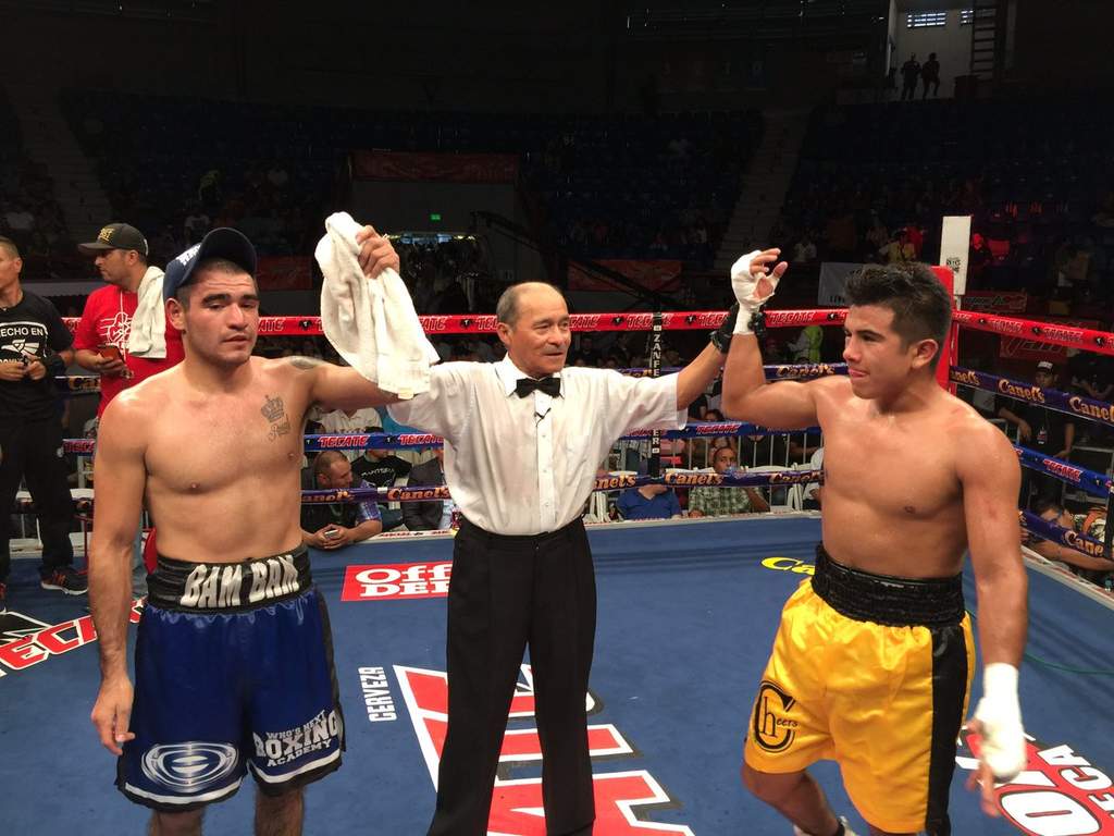 La pelea se desarrolló en el Auditorio Municipal de Tijuana, en choque pactado a 6 rounds en peso Pluma. 