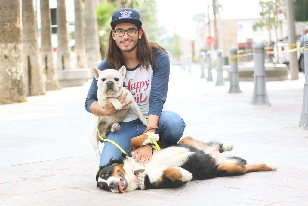 Mauricio es líder un colectivo de dog walkers. (FOTOGRAFÍAS: MICHEL MORÁN)