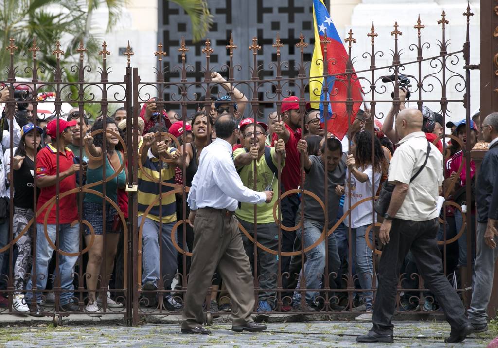Protestas. Desde la mañana los legisladores eran hostigados por los inconformes, que apoyan a Maduro, afuera del lugar.