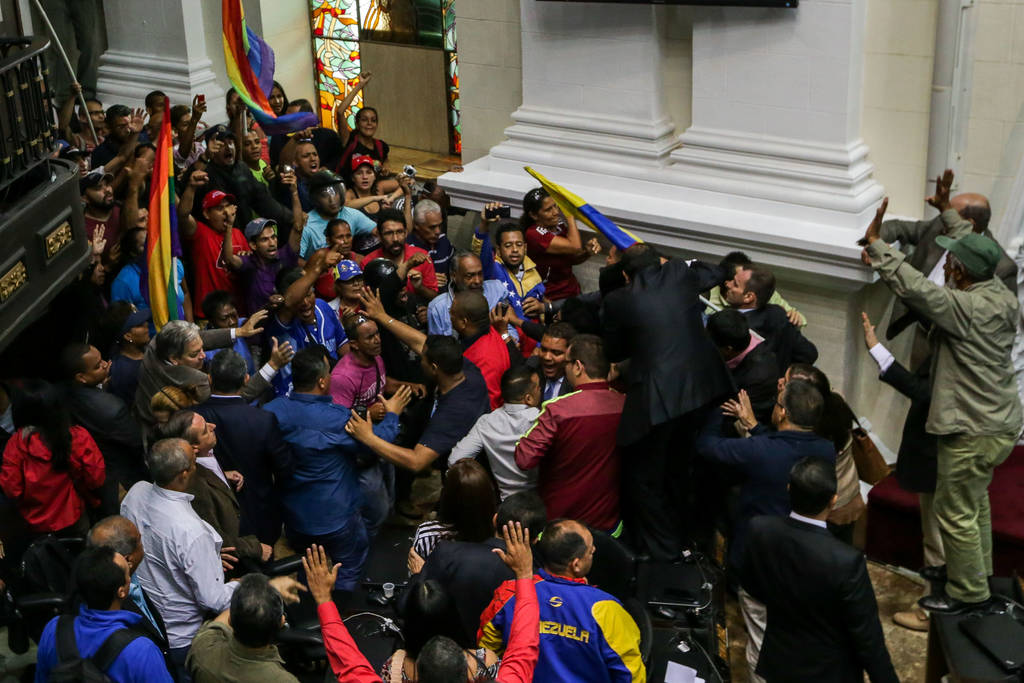 Tensión. Decenas de simpatizantes del chavismo entraron por la fuerza al Palacio Federal Legislativo.