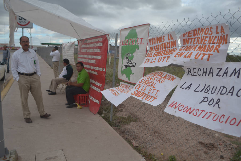 Conflicto. En el plantón que tienen al exterior de la UTT,  los inconformes piden la intervención del Gobierno de Coahuila. (ANGÉLICA SANDOVAL)