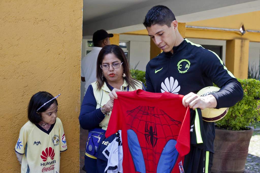 María Pura Porras Gómez conoce a sus ídolos americanistas. (El Universal)