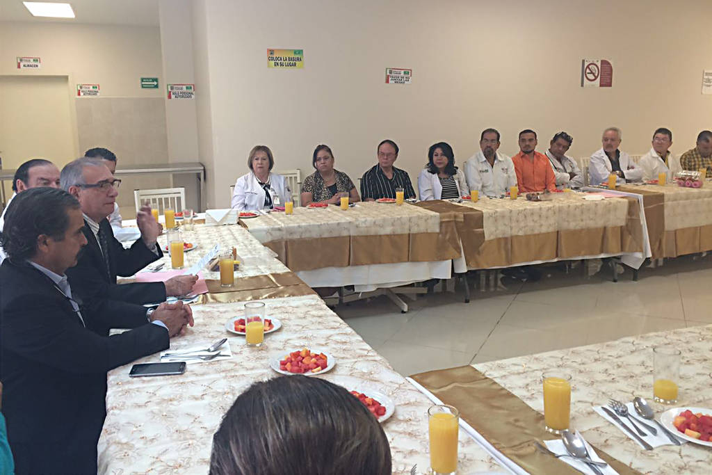 Festejo. Médicos de Torreón celebran su día con desayuno en hospitales. (EDITH GONZÁLEZ)
