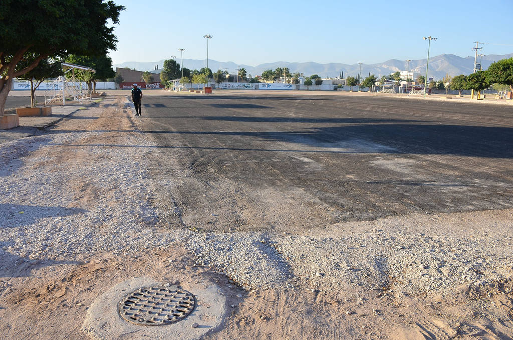 Ya se colocaron las planchas para la colocación del pasto sintético, aunque todavía se trabaja fuerte en los cuatro costados, para la implementación del sistema pluvial y evitar inundaciones. (Fotografías de Fernando Compeán)