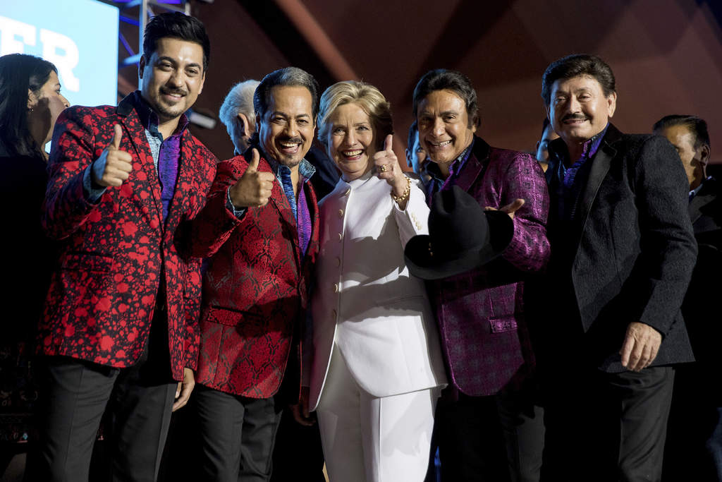 La agrupación de música norteña Los Tigres del Norte han dicho que están listos para seguir trabajando con Clinton y han pedido a los votantes impedir que Trump llegue a la Presidencia. (ARCHIVO)