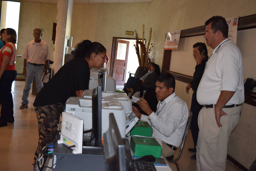 Trámite. Un gran número de contribuyentes está acudiendo a Control Vehicular para ponerse al corriente en sus pagos.
(EL SIGLO DE TORREÓN)