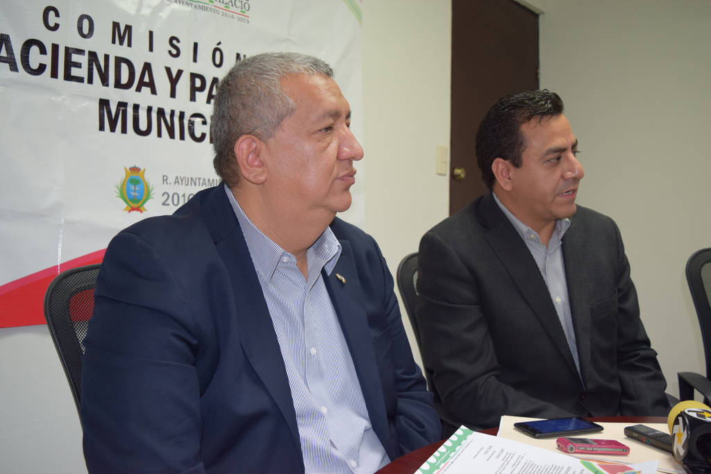 Programa. El síndico municipal, José Lorenzo Natera y el director de Ingresos, Gustavo Contreras dieron a conocer el programa. (EL SIGLO DE TORREÓN)