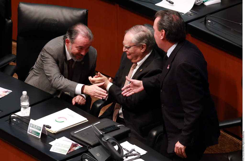Cambio. Senadores aprovecharon la sesión de ayer martes para despedirse de Raúl Cervantes (izq.), quien fue nombrado ayer como nuevo titular de la PGR. (AGENCIA REFORMA) 