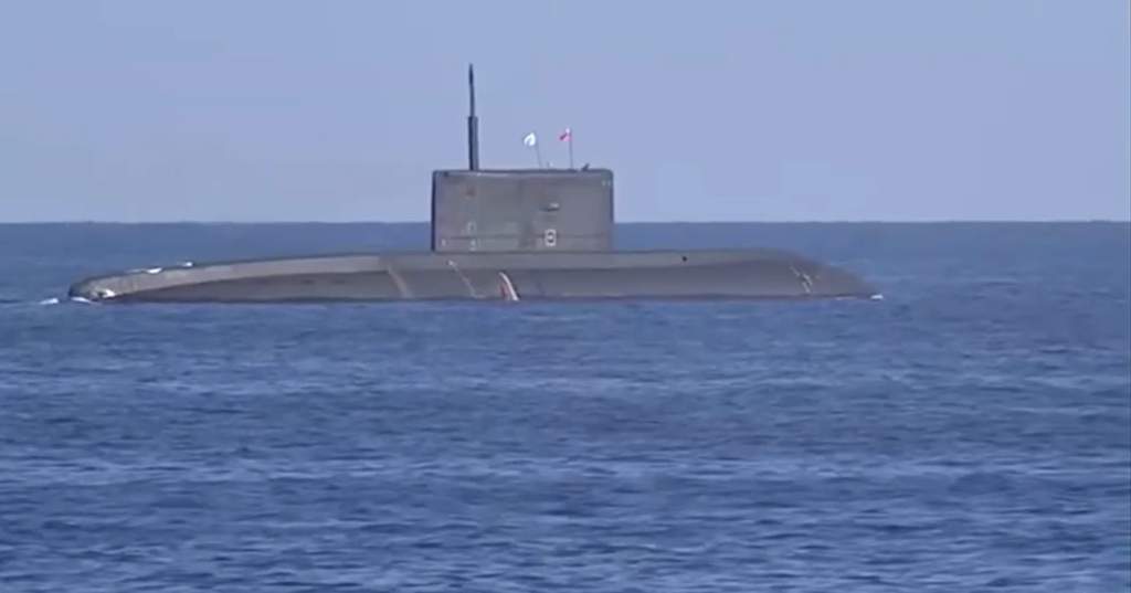 Estos submarinos diesel, calificados de 'agujero negro' por ser casi invisibles para los radares de la OTAN, pertenecen a la tercera generación, alcanzan una velocidad de 20 nudos y llevan una tripulación de 52 personas. (ARCHIVO)