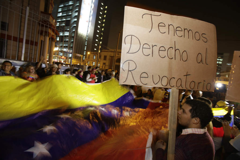 
La marcha opositora se llevó a cabo en forma paralela a la concentración de miles de partidiarios de Maduro en los alrededores de la casa de Gobierno de Miraflores, en respaldo al presidente. (EFE)
