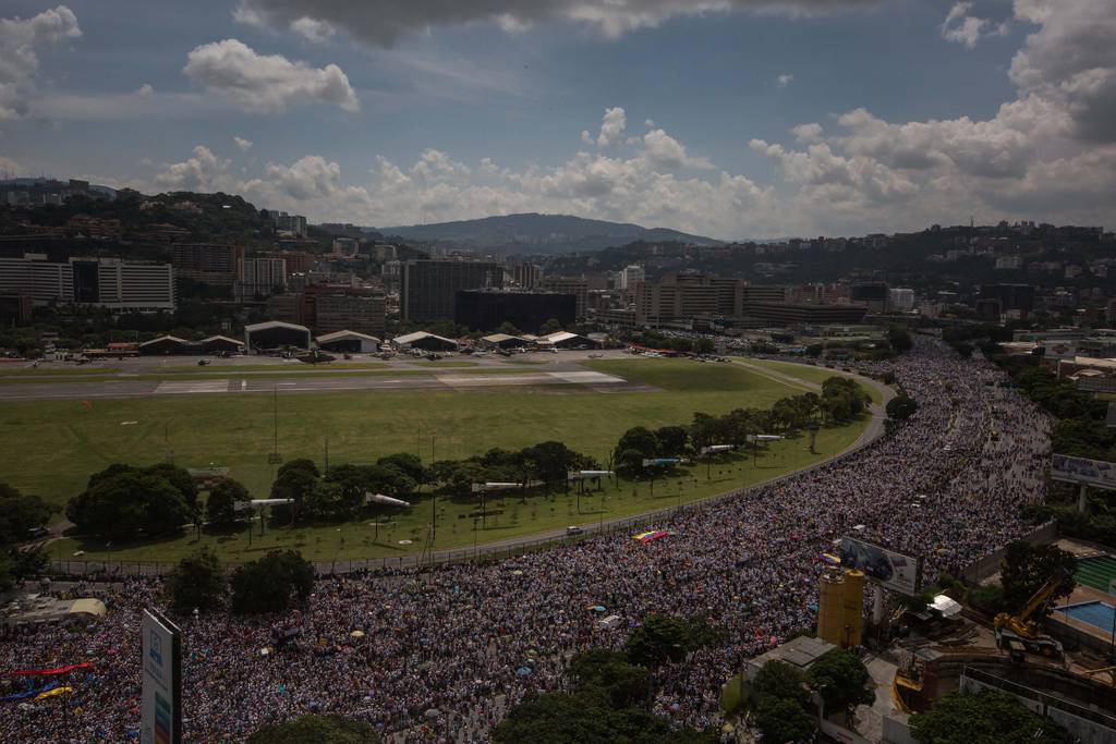 Histórica. Miles de opositores venezolanos exigieron levantar la suspensión del referéndum revocatorio contra el presidente Nicolás Maduro.