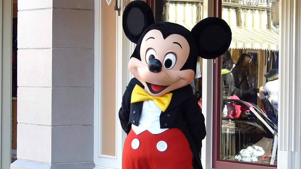 Los seguidores de Mickey, podrán unirse a los festejos a través de #HappyBirthdayMickey y #FelizCumpleMickey, en tanto que algunos sectores de Disneyland y Walt Disney World Resorts, distribuirán insignias conmemorativas. (ARCHIVO)
