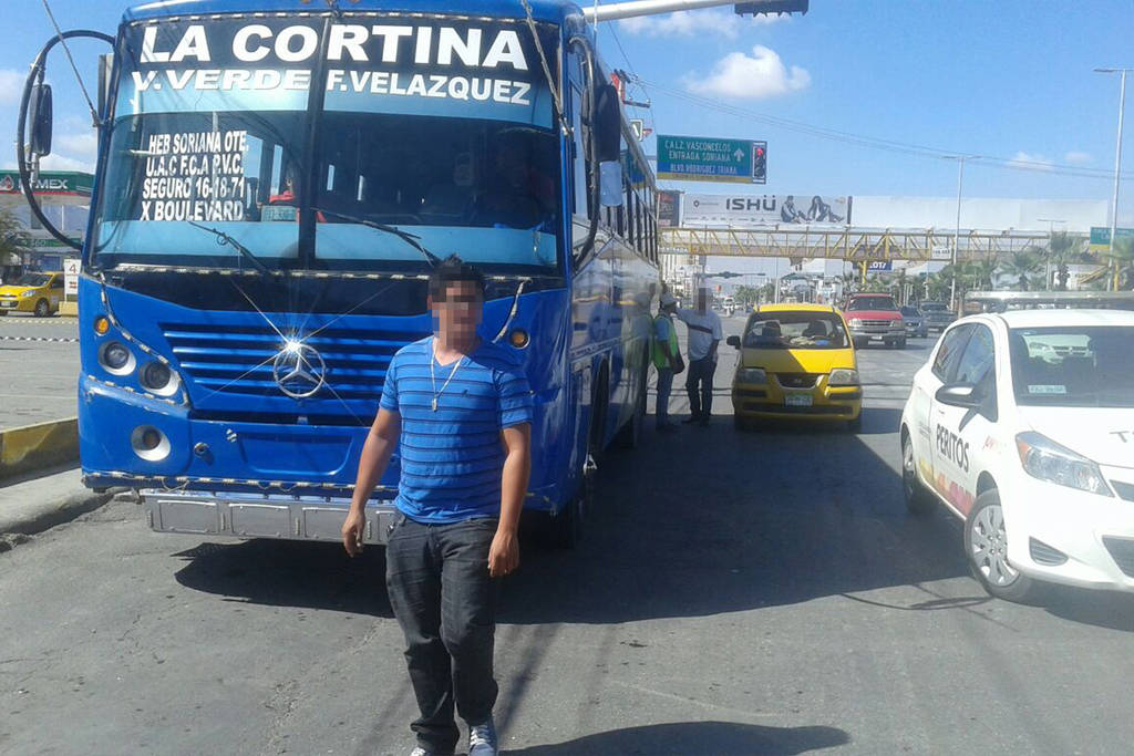 Detenido. El chofer del autobús Joyas-La Cortina, fue detenido por los taxistas. (EL SIGLO DE TORREÓN) 