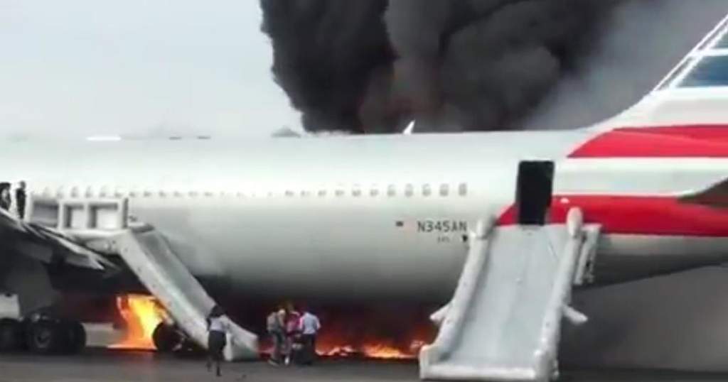 Las imágenes por televisión mostraron una nube de humo negro proveniente del Boeing 767, que parecía estar dañado en la parte posterior. Los toboganes de evacuación del avión fueron activados. (ESPECIAL)